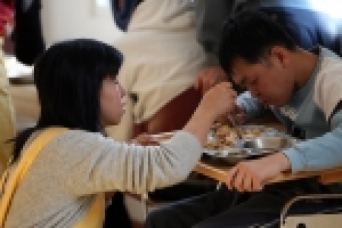 한 임원부인이 식사를 거들고 있다