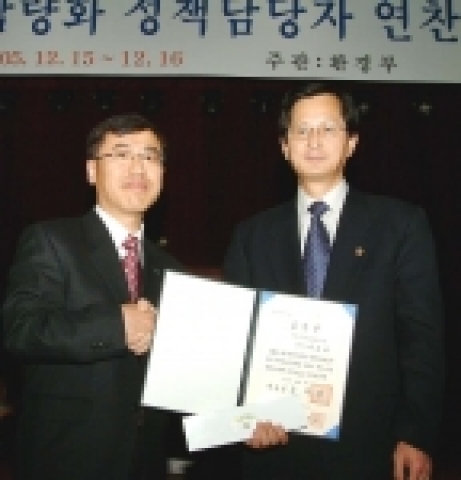 버거킹(에스알에스 코리아㈜)의 이종대 상무(좌)가 국가폐기물관리정책에 대한 폐기물 감량 유공 대통령 표창을 수상해 환경부 장관 이재용(우)와 포즈를 취하고 있다.