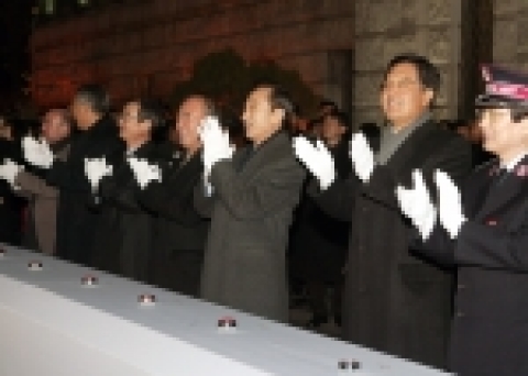 구세군, 사회복지단체 굿네이버스, 조선일보사가 공동주최하고 서울시가 후원하는 ‘2005 하이서울 우리이웃 루미나리에’점등식