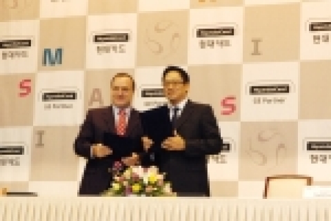 현대카드는 국내 최초로 딕 아드보카트 감독, 핌 베어백 수석코치, 압신 고트비 코치 등 2006 독일 월드컵 코칭 스텝과 광고 모델 계약을 맺고, 16일 조인식을 가졌다.