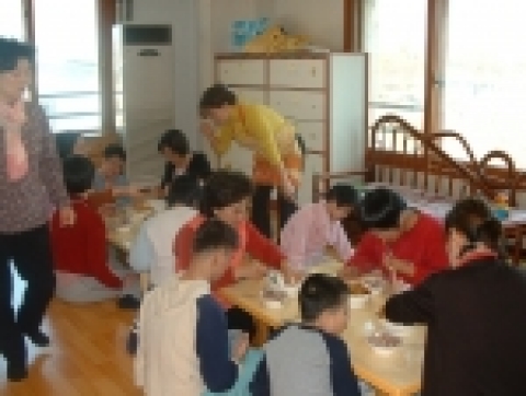 지난 14일 고양시 행신2동 주민자치위원회에서는 올해 휴경지 재배 농작물 판매수익금과 작품전시회 수익금으로 불우이웃에게 따뜻한 마음을 전했다.