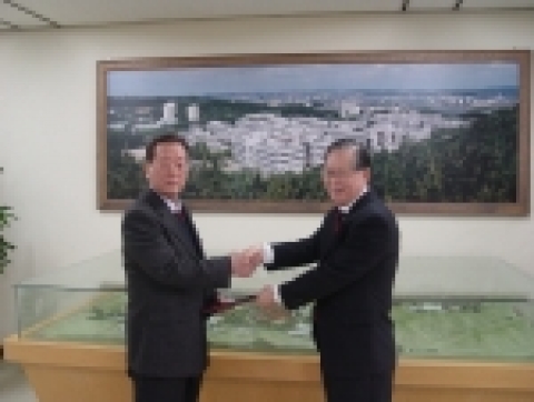 청소용역업체 대원 이원국 사장은 19일 오전 포스텍(포항공과대학교, POSTECH)을 방문해 박찬모 총장에게 학교 발전기금으로 5,000만원을 전달했다.