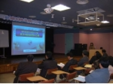 2005 서울시 정보화 연찬회 및 우수사례 발표회에서 중구 우수사례 발표를 하고 있다