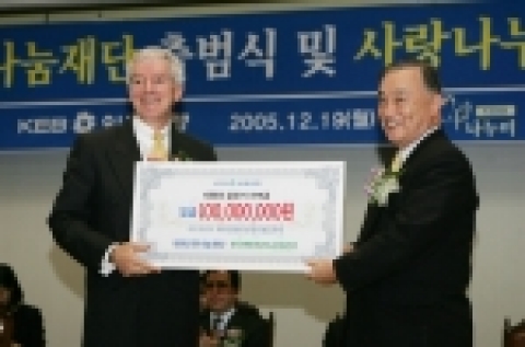 좌측으로부터 외환은행 나눔재단 이사장 로버트 팰런(Robert E. Fallon), 한국해비타트운동본부 이사장 정근모