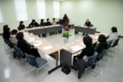 일산서구는 19일 일산서구청 소회의실에서 2005년도 하반기 민원    안내 자원봉사자 17명과 함께 간담회를 가졌다.