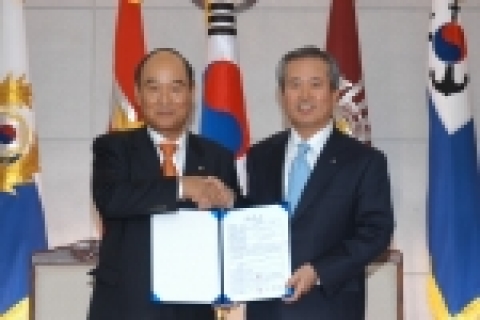 신한은행은 2005년 12월19일 오후 2시 국방부 신관 2층에서 IT기술을 접목한 신개념의 “나라사랑카드 협정식”을 국방부장관, 병무청장, 군인공제회 이사장, 금융결제원장, 신한은행장 등 관계 기관장들이 참석한 가운데 실시하였다.