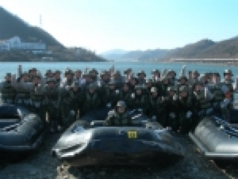 ㈜광우 임직원 40여명이 해병대캠프에 참가하여 수상훈련중 파이팅을 외치며 즐거워하고 있다.