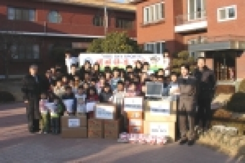 사진 설명 : 경북 영천 희망원생들에게 택견복과 PC를 전달한 KBS SKY 김중석 제작팀장(오른쪽 앞쪽)과 대한택견협회 이용복 회장(왼쪽)