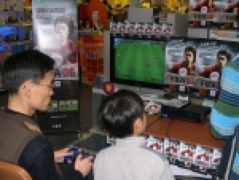일렉트로닉 아츠 코리아와 대형할인매장 까르푸(Carrefour)는 월드컵 마케팅의 일환으로 2006 독일 월드컵 공식 게임인 「FIFA 06」으로 가족 게임대회를 개최했다.