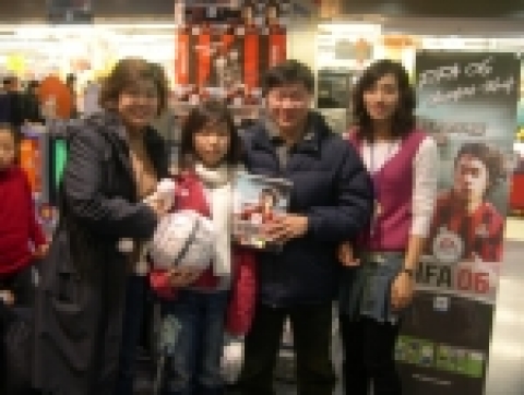 일렉트로닉 아츠 코리아와 대형할인매장 까르푸(Carrefour)는 월드컵 마케팅의 일환으로 2006 독일 월드컵 공식 게임인 「FIFA 06」으로 가족 게임대회를 개최했다.