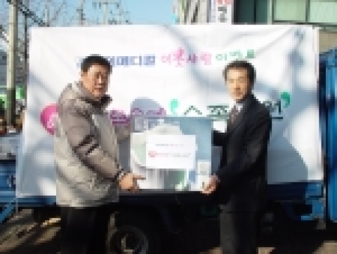 금천구청 환경미화원에게 족욕기를 전달하는 중외메디칼 관계자