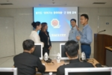 해군 2함대사령부 장병들이 부대내 정보화 교육장에서 국방부와 경기도가 협약한 장병 영어교육의 일환인 ' 찾아가는 영어마을' 강사와 대화를 나누고 있다.