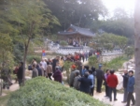 지난 12월 12일 중국 광동성 광저우시 웨이시우 공원에서 준공식을 갖고 개 원한 한국 전통정원 “해동경기원”이 개원 초부터 공원을 찾는 광저우 시민들로 인산인해를 이루고 있다.