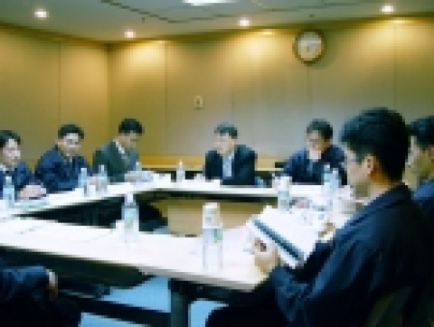독서토론회에서 참석자들이 책에 대한 서로의 의견을 교환하고 있다.
