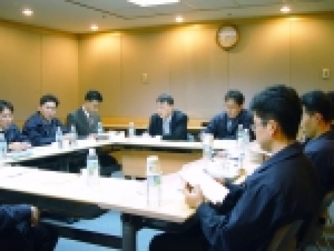 독서토론회에서 참석자들이 책에 대한 서로의 의견을 교환하고 있다.