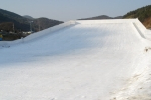 마산시 내서읍 신감리 1406번지 감천 야외수영장 옆에 눈썰매장이 지난 16일 개장되었다.