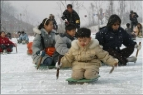 신나게 즐기는 얼음썰매