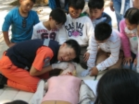 광진구 자양동 소재 동자초등학교에서 성동소방서 안전교육 훈련을 실시하고 있다