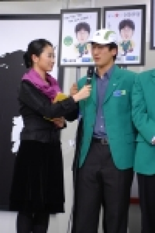 신성건설이 <농협 2005 한국바둑리그>의 우승컵을 손에 넣었다.