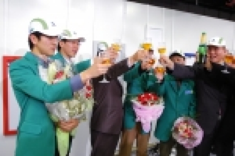 신성건설이 <농협 2005 한국바둑리그>의 우승컵을 손에 넣었다.
