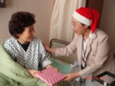 효산의료재단 샘안양병원은 12월 20일(화) 낮 12시 30분부터 진료과장을 비롯한 의료진들을 중심으로 ‘2005 성탄라운딩’ 행사를 진행했다.