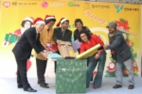 LG전자 최종국 상무를 비롯한 임직원들은 19일 개그맨 정만호씨와 함께 한국복지재단의 크리스마스 종합선물세트 만들기에 참여했다.