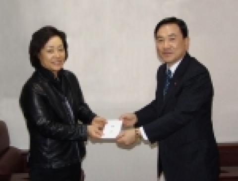 경남은행 정경득 은행장이 마산 인애원을 방문하여 성금을 전달하고 있다.