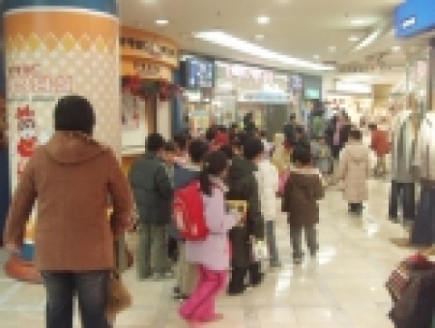 공연관람후 극장앞에서 장난감을 들고 가는 아이들