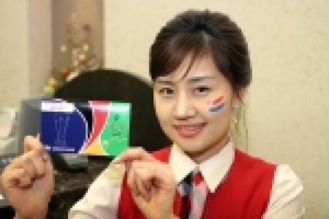 솔로몬저축은행(대표 임석, www.solomonbank.com)은 서초ㆍ대치 2개 지점의 영업 개시를 기념하고 대한민국 축구 대표팀의 독일 월드컵 선전을 기원하기 위해, 대표팀의 