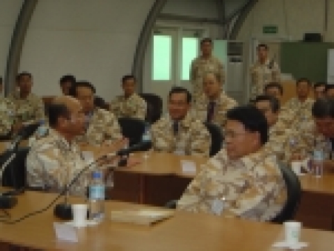 정부의 해외파병부대 국무위원 대표단장 자격으로 20일 이라크 자이툰부대를 방문한 추병직 건설교통부 장관(앞줄 오른쪽)이 자이툰부대 사단장 정승조 소장(앞줄 왼쪽)과 이야기를 나누고
