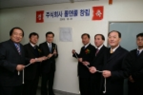 좌로부터 롤앤롤 김현수 상무, 롤앤롤 김장수 사장, 포스코 류경렬 포항제철소장, 롤앤롤 김준원 상무 