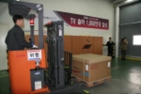 1000만번째 TV용 LCD 제품이 고객에게 인도되기 위해 공장에서 출하되고 있다.