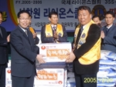 창원시 서창원 라이온스클럽(회장 최병문)은 20일 명곡동사무소를 방문해 김기정 동장에게 불우이웃돕기 성품을 기탁했다.