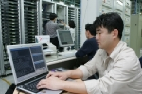 파워콤 직원이 서울 방배동 소재 중앙네트워크센터에서 네트워크 품질을 점검하고 있다.