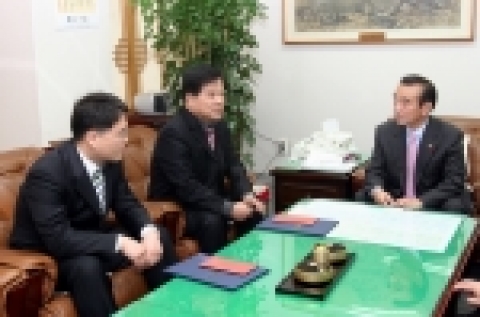 한국철도공사 이철 사장이 21일 서울사옥에서 용감한 시민으로 선정된 유영재 씨와 장홍균 씨에게 감사장과 부상을 수여했다. 왼쪽부터 장홍균, 유영재 씨, 이철 철도공사 사장