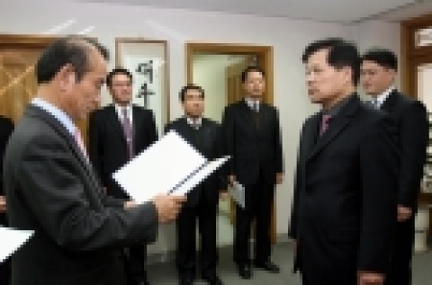 한국철도공사 이철 사장이 21일 서울사옥에서 용감한 시민으로 선정된 유영재 씨와 장홍균 씨에게 감사장과 부상을 수여했다. 이철 사장이 유영재 씨에게 감사장을 수여하고 있다(유 씨