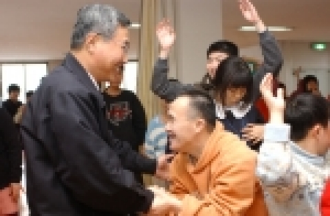 한국조폐공사 이해성 사장은 2005. 12. 21.(수) 15:00 중증장애인 요양시설인 충남 공주시 반포면 소재 “동곡요양원”을 직접 찾아가 생활필수품을 전달하고 이들을 격려하였
