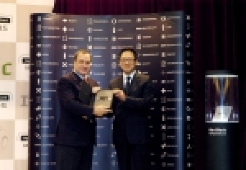 현대카드(www.hyundaicard.com)는 최근 기업 이미지 광고 모델 계약을 체결한 딕 아드보카트 감독에게 VVIP 카드인 블랙카드를 발급했다고 22일 밝혔다.