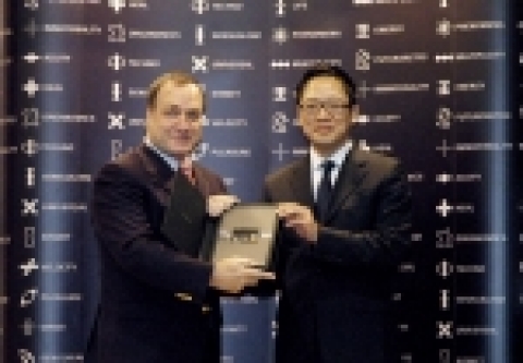현대카드(www.hyundaicard.com)는 최근 기업 이미지 광고 모델 계약을 체결한 딕 아드보카트 감독에게 VVIP 카드인 블랙카드를 발급했다고 22일 밝혔다.