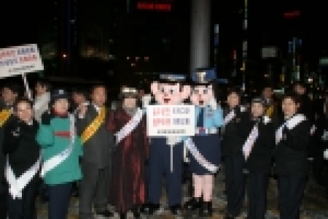 (왼쪽 두번째부터) 녹색어머니회장 이영옥 , 손해보험협회 상무 안병재 , 국회의원 김희정 ( 기타 포돌이 포순이 및 녹색어머니회원들)