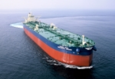 현대상선이 22일 현대중공업에서 인수받아 취항시킨 ‘유니버설 크라운’호. ‘유니버설 크라운’호는 길이 333미터, 폭 60미터, 높이 29.6미터로 선박을 세워놓으면 63빌딩(지상 249미터)보다 84미터나 더 큰 초대형 유조선(VLCC: Very Large Crude oil Carrier)으로, 한번에 국내 일일 소비량과 맞먹는 200만 배럴 이상의 원유를 수송할 수 있다.