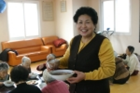 대한생명 수원지점  이기순FP(사진 중앙)가 22일 동지를 맞아 수원시 조원동에 위치한 '한일노인정'의 어른들에게 팥죽을 대접하고 있다. 이날 이기순FP는 150