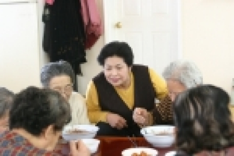 대한생명 수원지점  이기순FP(사진 중앙)가 22일 동지를 맞아 수원시 조원동에 위치한 '한일노인정'의 어른들에게 팥죽을 대접하고 있다. 이날 이기순FP는 150