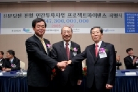 (왼쪽부터) 두산산업개발 김용하 상무 (주간사회사), 네오트랜스 정임천 사장 (운영사 대표이사), 한국산업은행 프로젝트파이낸스실 정인성 실장 (대주단 대표)