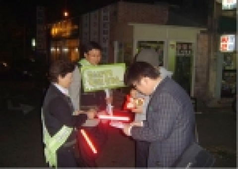 고양시 능곡동청소년지도협의회(위원장 정상양)는 21일 지도위원 및 공무원 등 20명과 함께 관내 능곡역 주변 청소년 유해 환경밀집지역 등을 중심으로 청소년 선도캠페인을 전개했다
