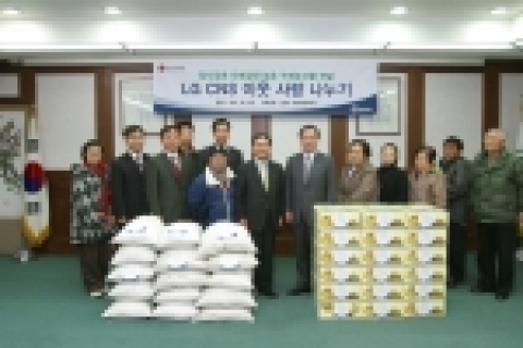 농민들과 중구 주민, 중구청 관계자, LG CNS 관계자가 함께 한 기념 사진. 사진 왼쪽부터 7번째가 LG CNS 금융/ITO 사업본부장 유영민 부사장, 8번째 중구청 김충민 부