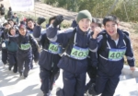 현대중공업 신입사원들이 입직교육의 하나인 35km 행군을 실시하고 있다.