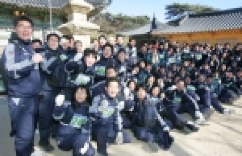 현대중공업 신입사원들이 입직교육의 하나인 35km 행군을 실시하고 있다.
