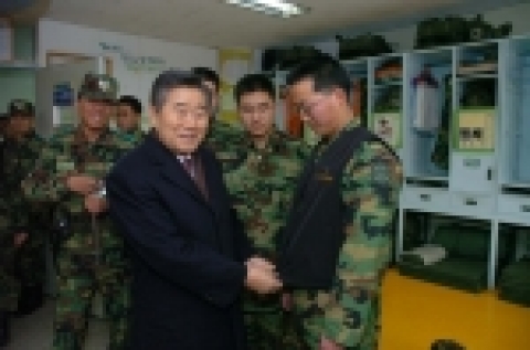 연말연시를 맞이하여 이의근 경상북도지사를 비롯한 경상북도 위문단 8명은 2005년 12월 21일 오후 2시 30분 청도읍 송읍리 소재 보병 50사단 122연대 5대대를 방문하여 장병들을 위문하였다.