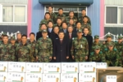 연말연시를 맞이하여 이의근 경상북도지사를 비롯한 경상북도 위문단 8명은 2005년 12월 21일 오후 2시 30분 청도읍 송읍리 소재 보병 50사단 122연대 5대대를 방문하여 장병들을 위문하였다.